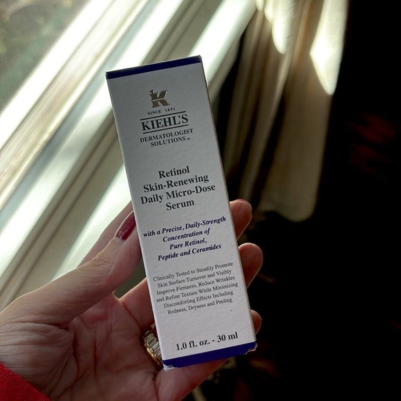 Kiehl’s retinol skin renewing daily microdose serum - Picture 2 of 2